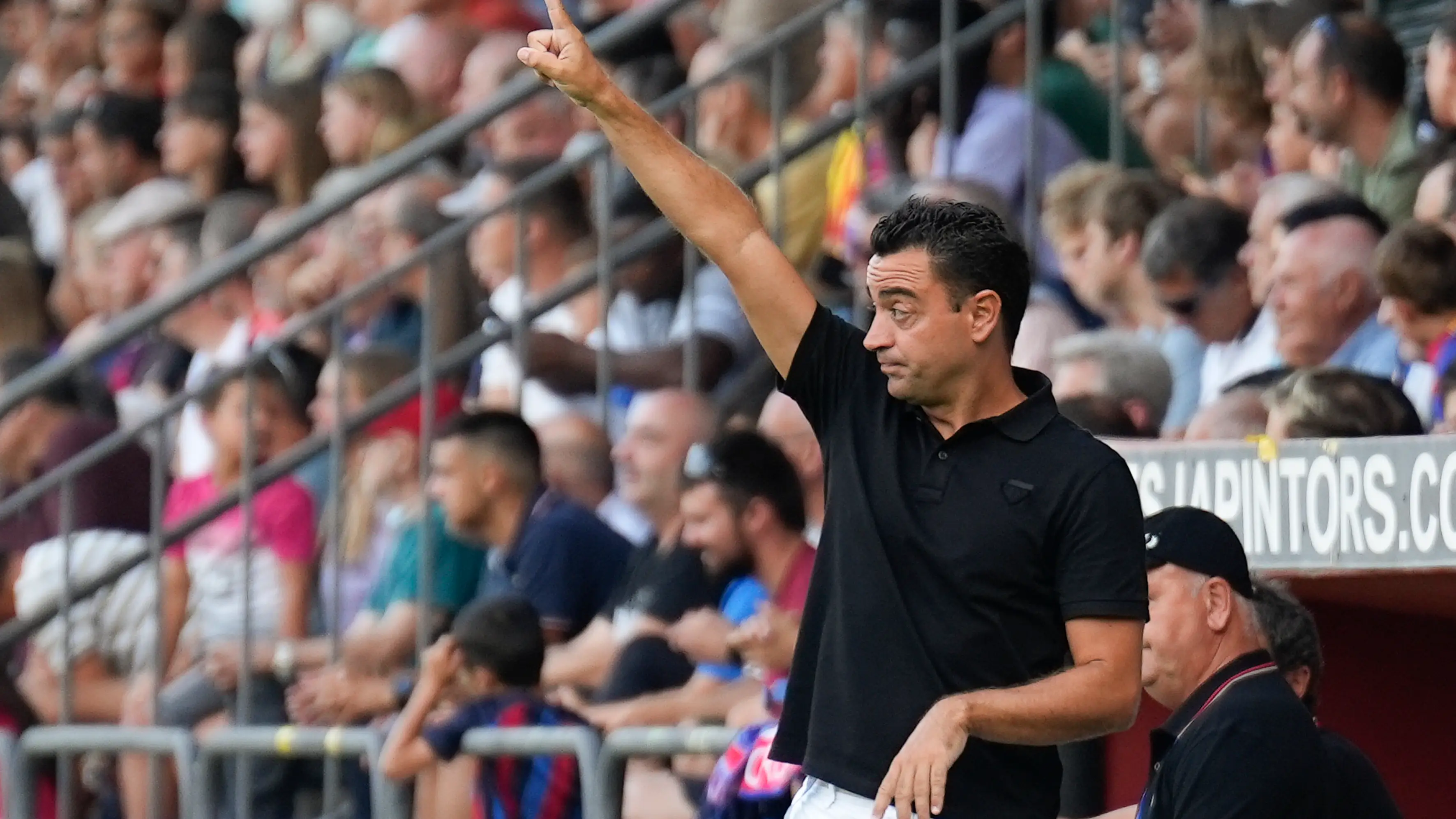 Xavi Hernández durante el encuentro amistoso ante la UE Olot Xavi Hernández durante el encuentro amistoso ante la UE Olot