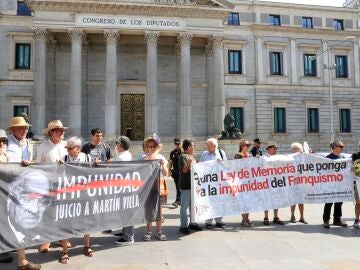 Concentración de asociaciones memorialistas por la aprobación de la Ley de Memoria Democrática