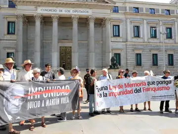 Concentración de asociaciones memorialistas por la aprobación de la Ley de Memoria Democrática Concentración de asociaciones memorialistas por la aprobación de la Ley de Memoria Democrática