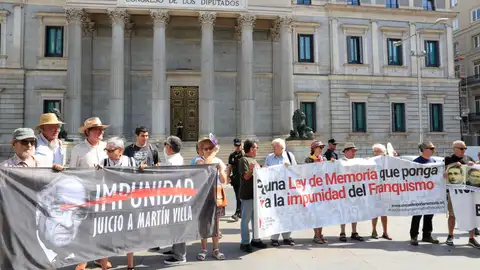 Concentración de asociaciones memorialistas por la aprobación de la Ley de Memoria Democrática Concentración de asociaciones memorialistas por la aprobación de la Ley de Memoria Democrática