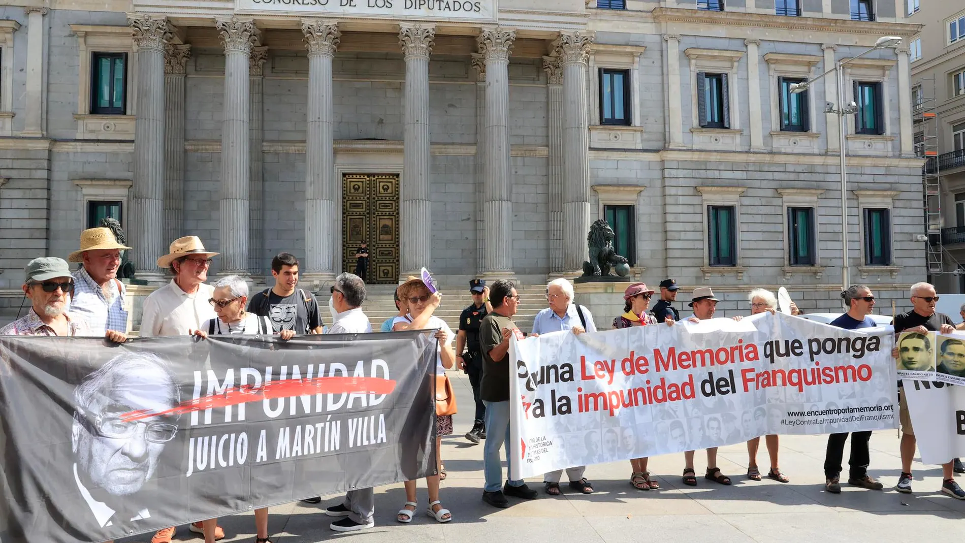 Concentración de asociaciones memorialistas por la aprobación de la Ley de Memoria Democrática
