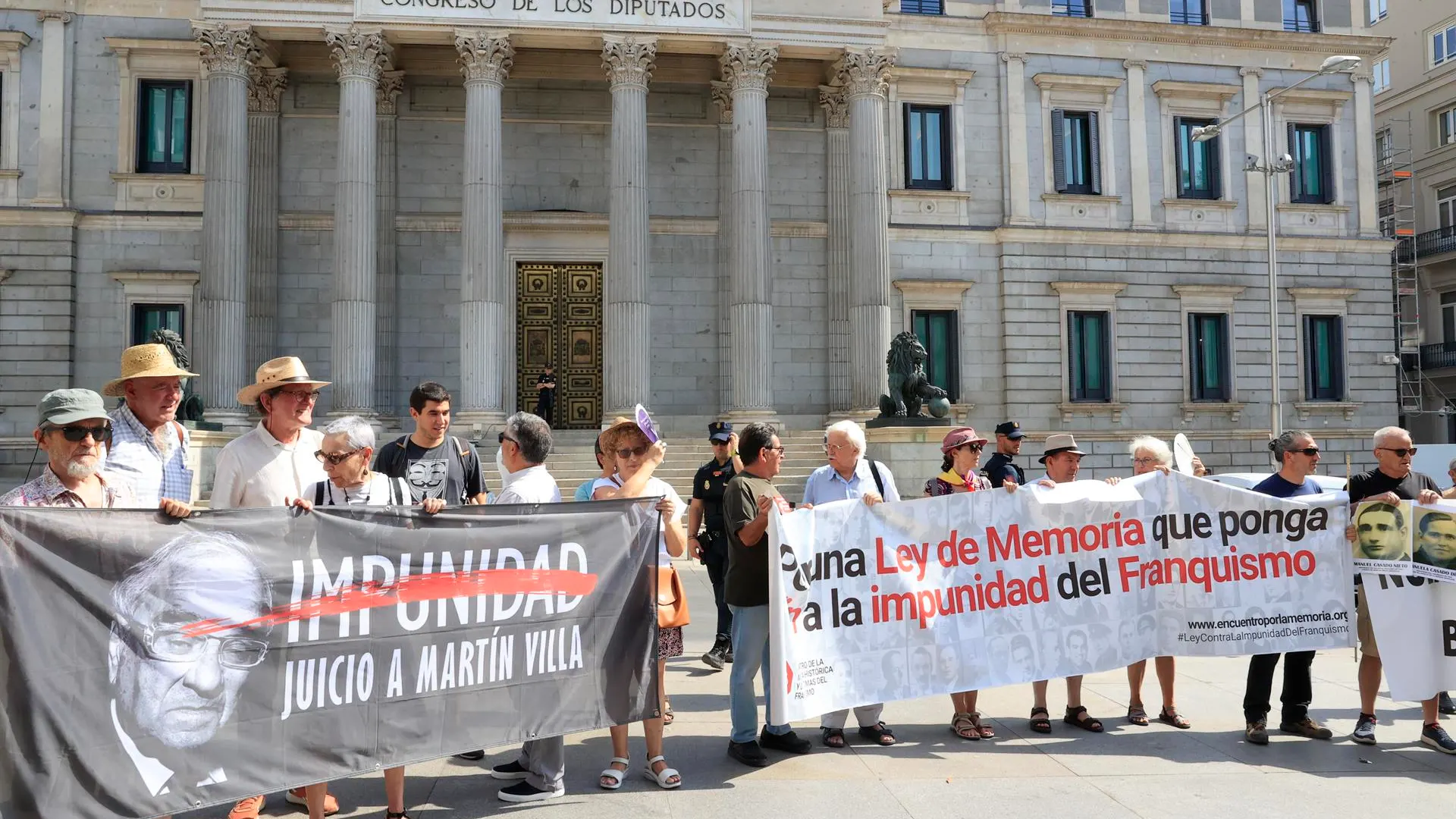 Concentraci&oacute;n de asociaciones memorialistas por la aprobaci&oacute;n de la Ley de Memoria Democr&aacute;tica
