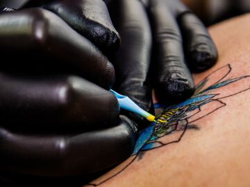 Tatuador haciendo una tatuaje