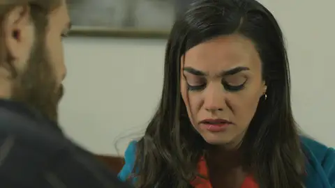 Fikret intenta animar a Ümit: “Con amor terminaremos con Demir” Fikret intenta animar a Ümit: “Con amor terminaremos con Demir”