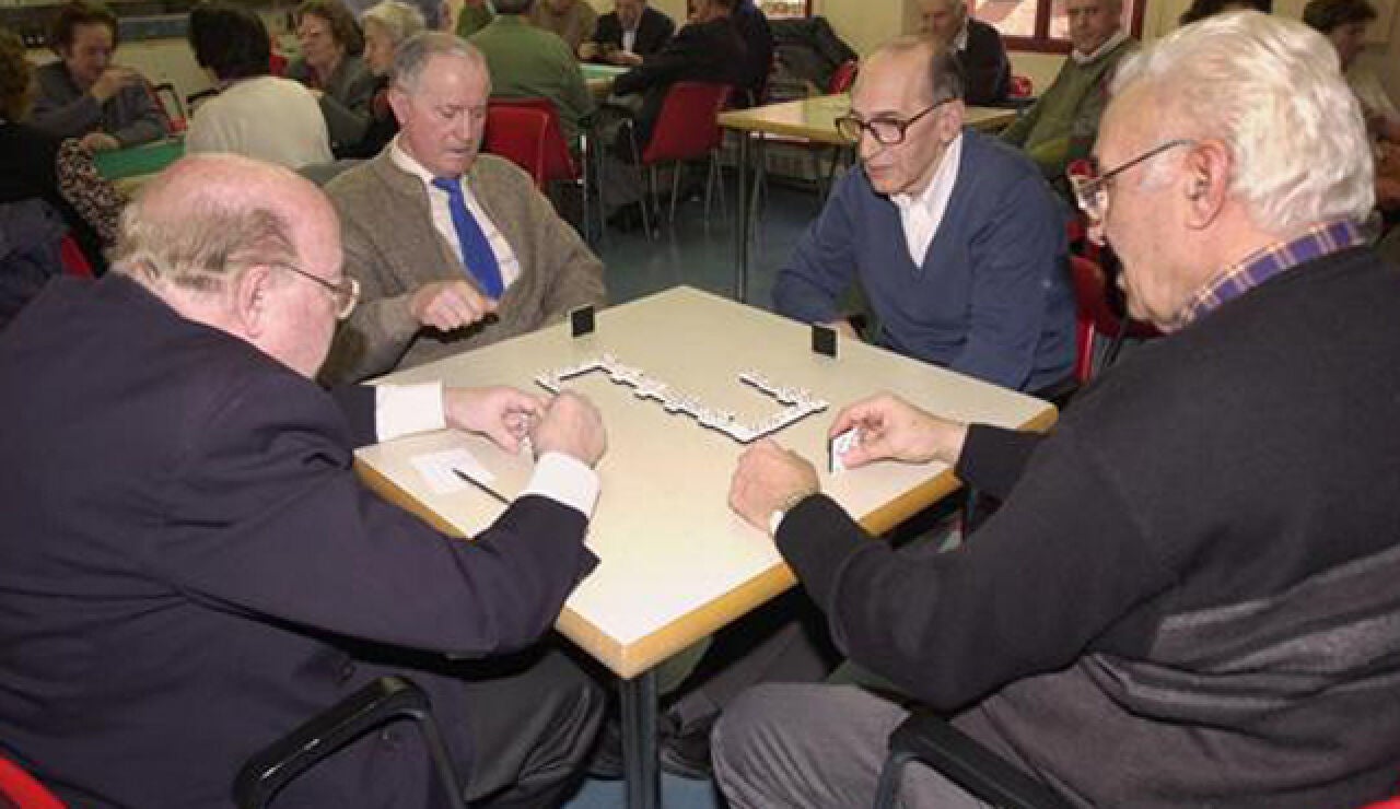 Un grupo de jubilados jugando al domin&oacute;