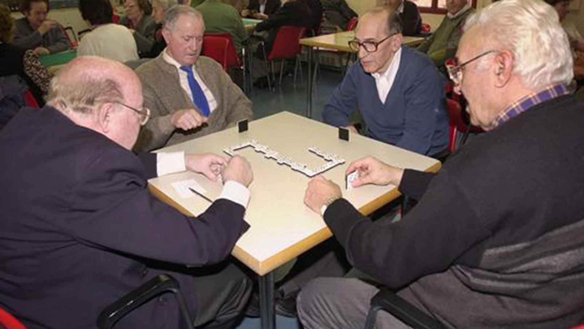 Un grupo de jubilados jugando al dominó