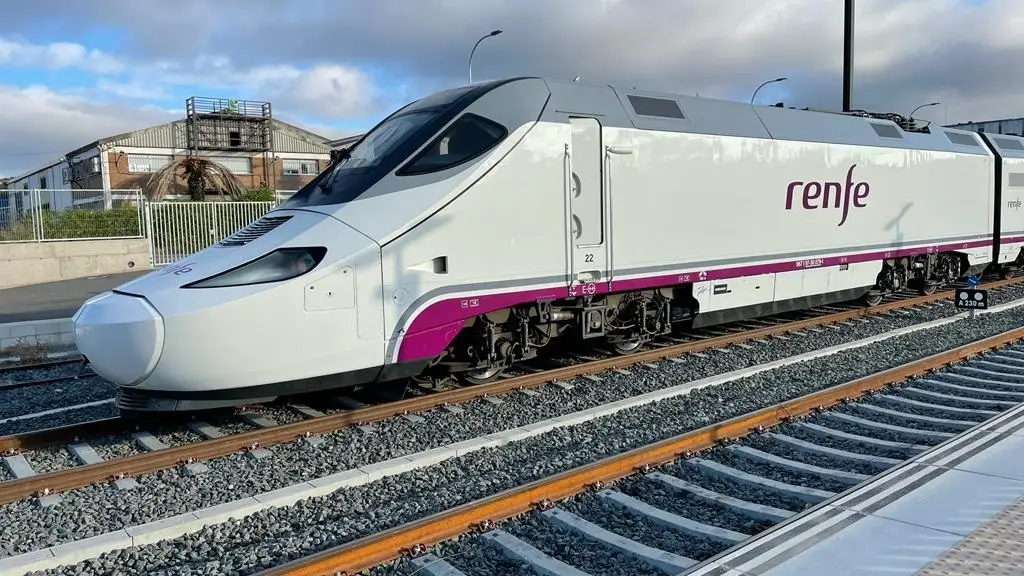 Un tren Alvia realizando un viaje Un tren Alvia realizando un viaje