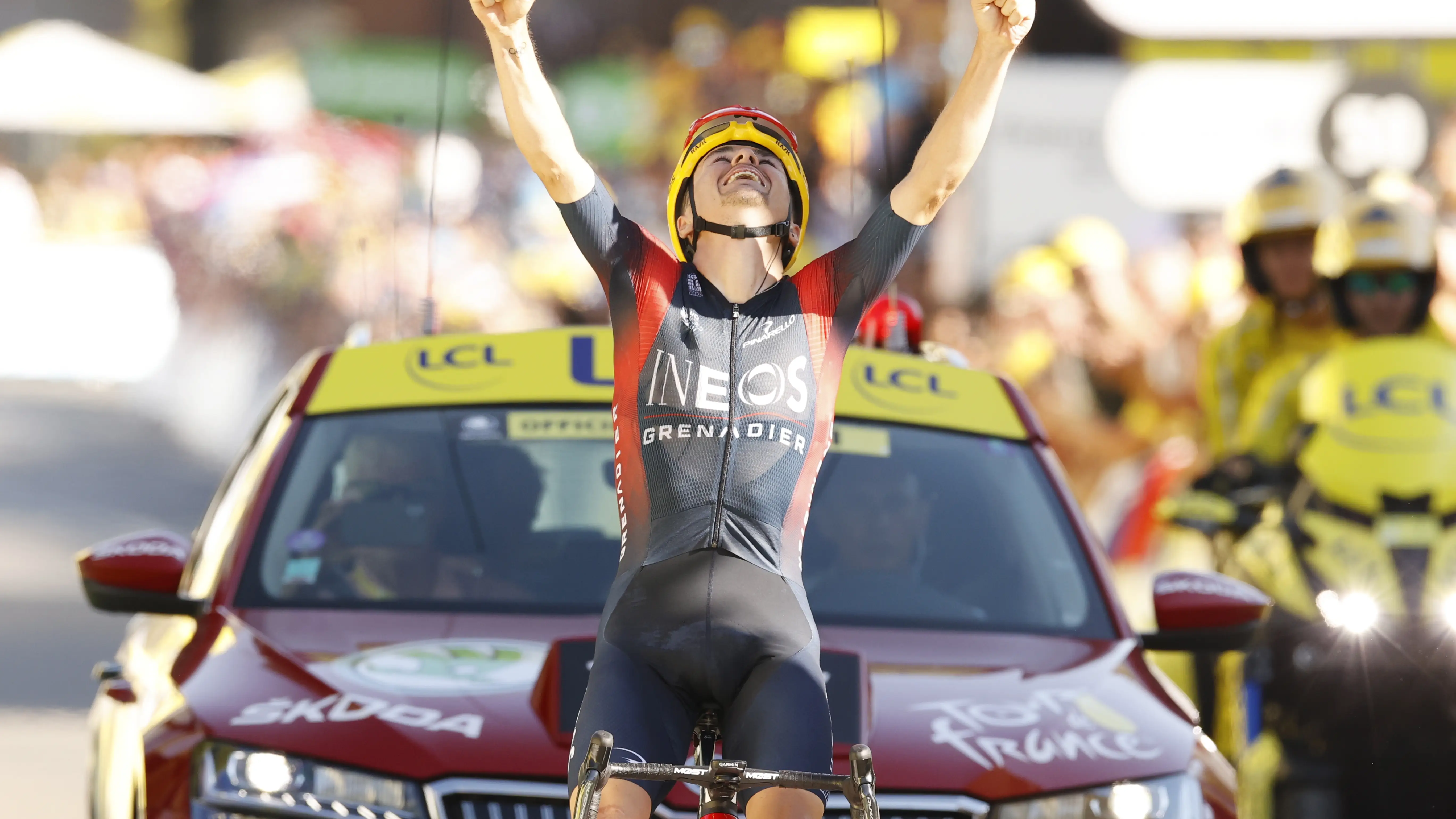 Tom Pidcock, INEOS, celebra su victoria en Alpe D'Huez