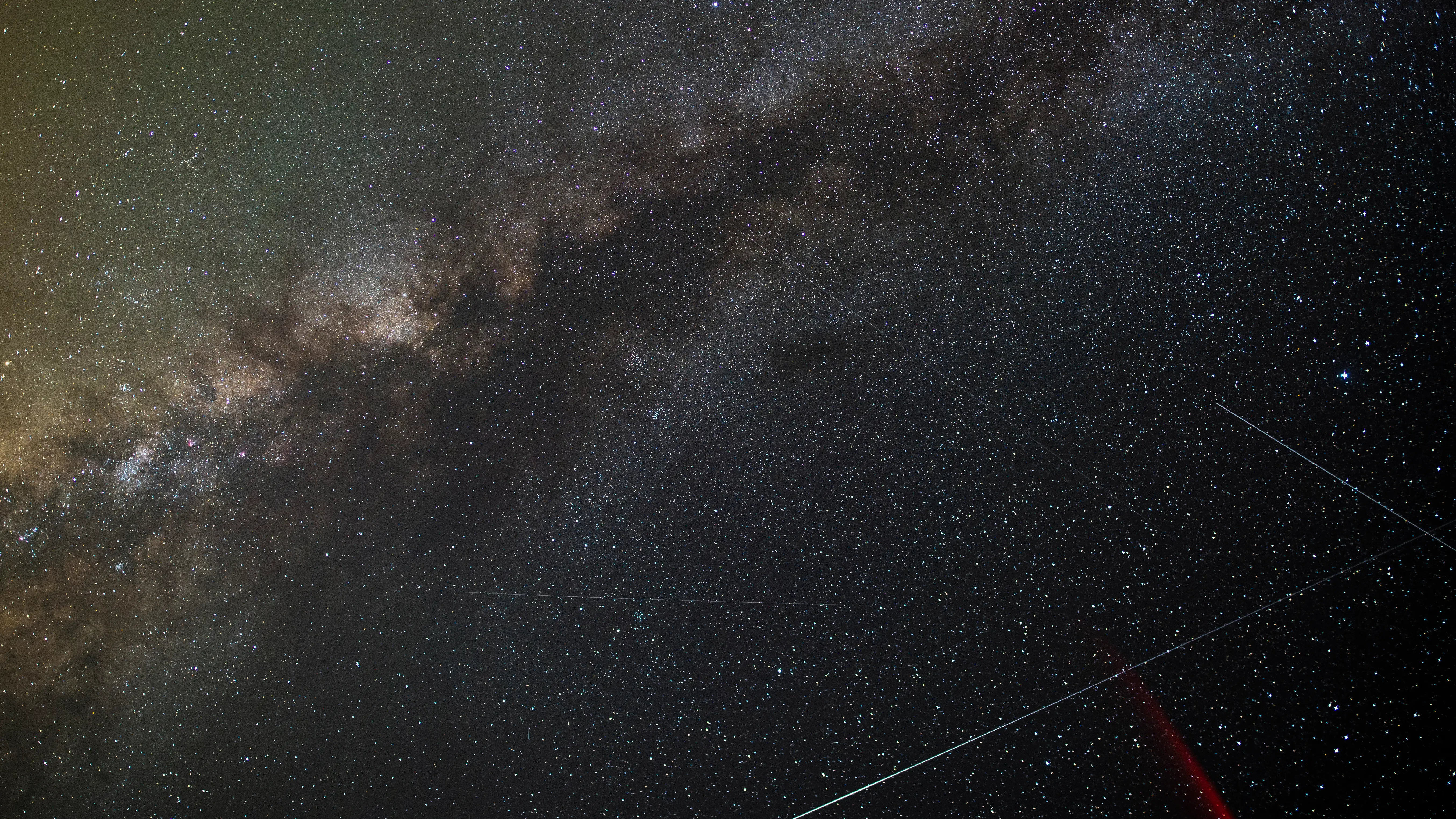Perseidas 2022: ¿Cuándo es la lluvia de estrellas de agosto? Noche estrellada con cuerpos fugaces al lado de la constelación de escorpio.