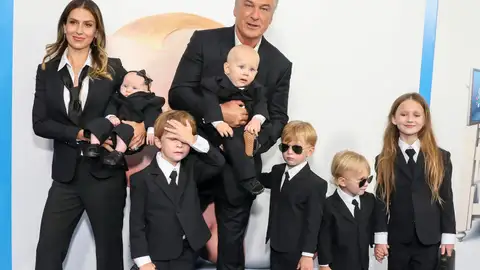 Hilaria Baldwin y Alec Baldwin con sus seis hijos Hilaria Baldwin y Alec Baldwin con sus seis hijos