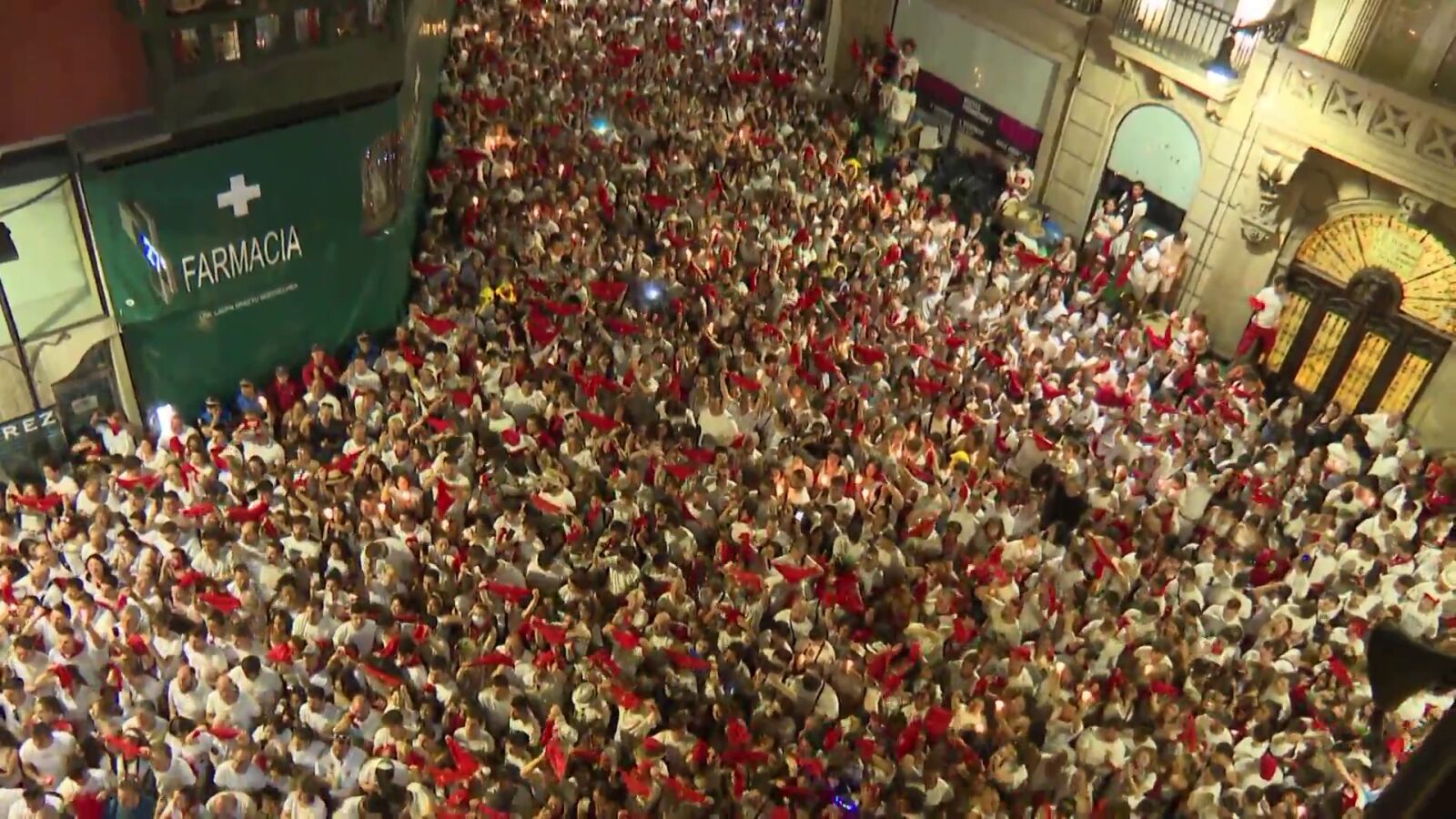 Pamplona cuelga el pañuelo y entona el 'Pobre de mí' para despedirse de los primeros Sanfermines post-pandemia