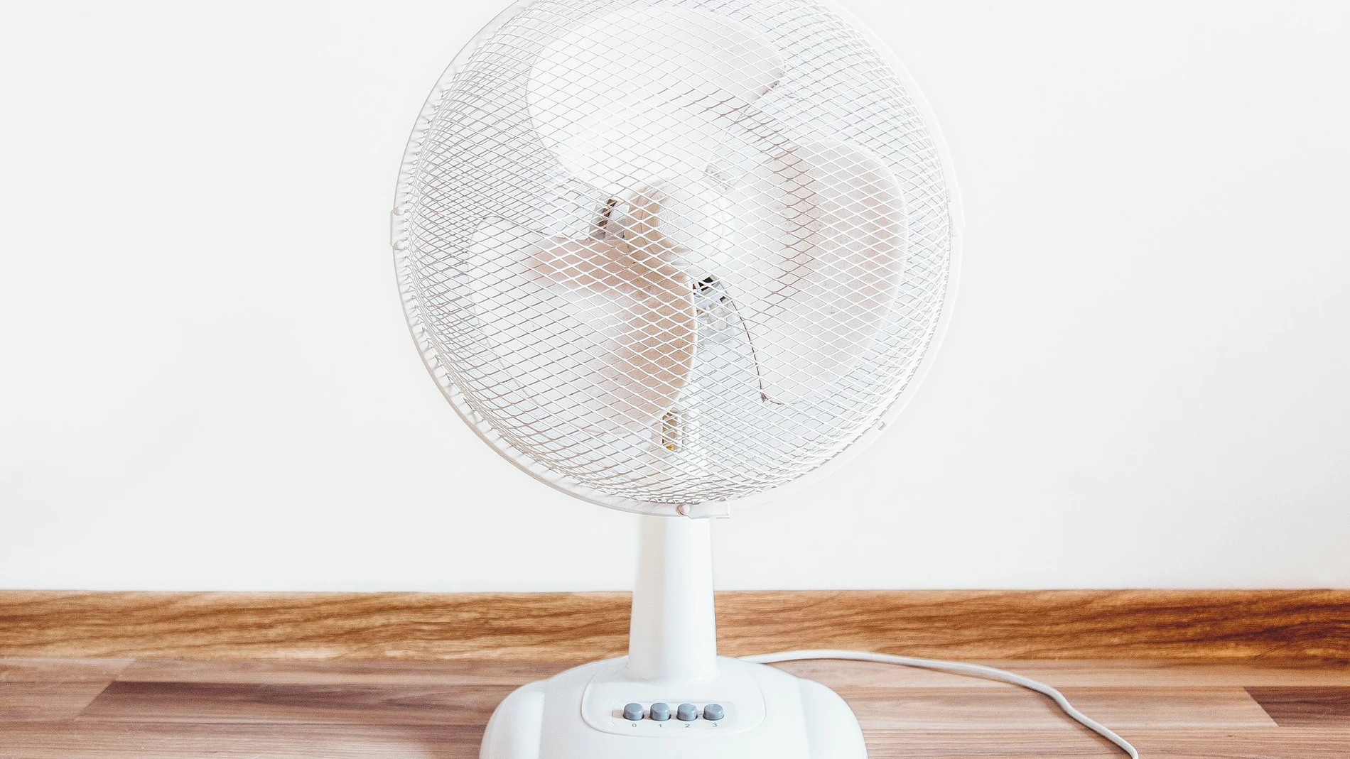 ¿Cómo hacer que el ventilador expulse aire frío?