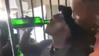 Un hombre muere en Sudáfrica tras beberse una botella entera de Jägermeister en poco más de dos minutos Un hombre muere en Sudáfrica tras beberse una botella entera de Jägermeister en poco más de dos minutos