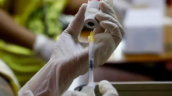 Un sanitario preparando la vacuna contra la COVID-19 Un sanitario preparando la vacuna contra la COVID-19
