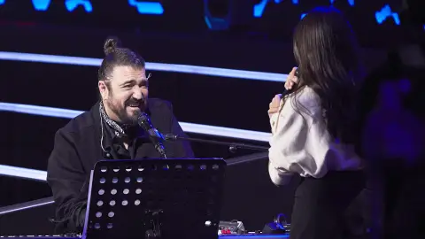 Antonio Orozco y Rocío Domínguez crean la versión más emotiva de ‘Entre sobras y sobras me faltas’ Antonio Orozco y Rocío Domínguez crean la versión más emotiva de ‘Entre sobras y sobras me faltas’