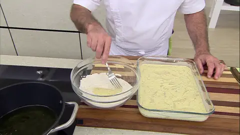 Pasa las tiras de pollo por el rebozado Pasa las tiras de pollo por el rebozado