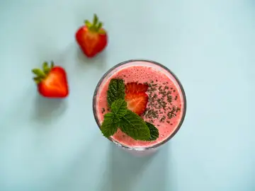 Un smoothie puede ser una buena opción para enfriar tu cuerpo durante la ola de calor Un smoothie puede ser una buena opción para enfriar tu cuerpo durante la ola de calor