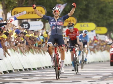 Mads Pedersen celebra su triunfo en Saint-Étienne en la 13ª etapa del Tour de Francia