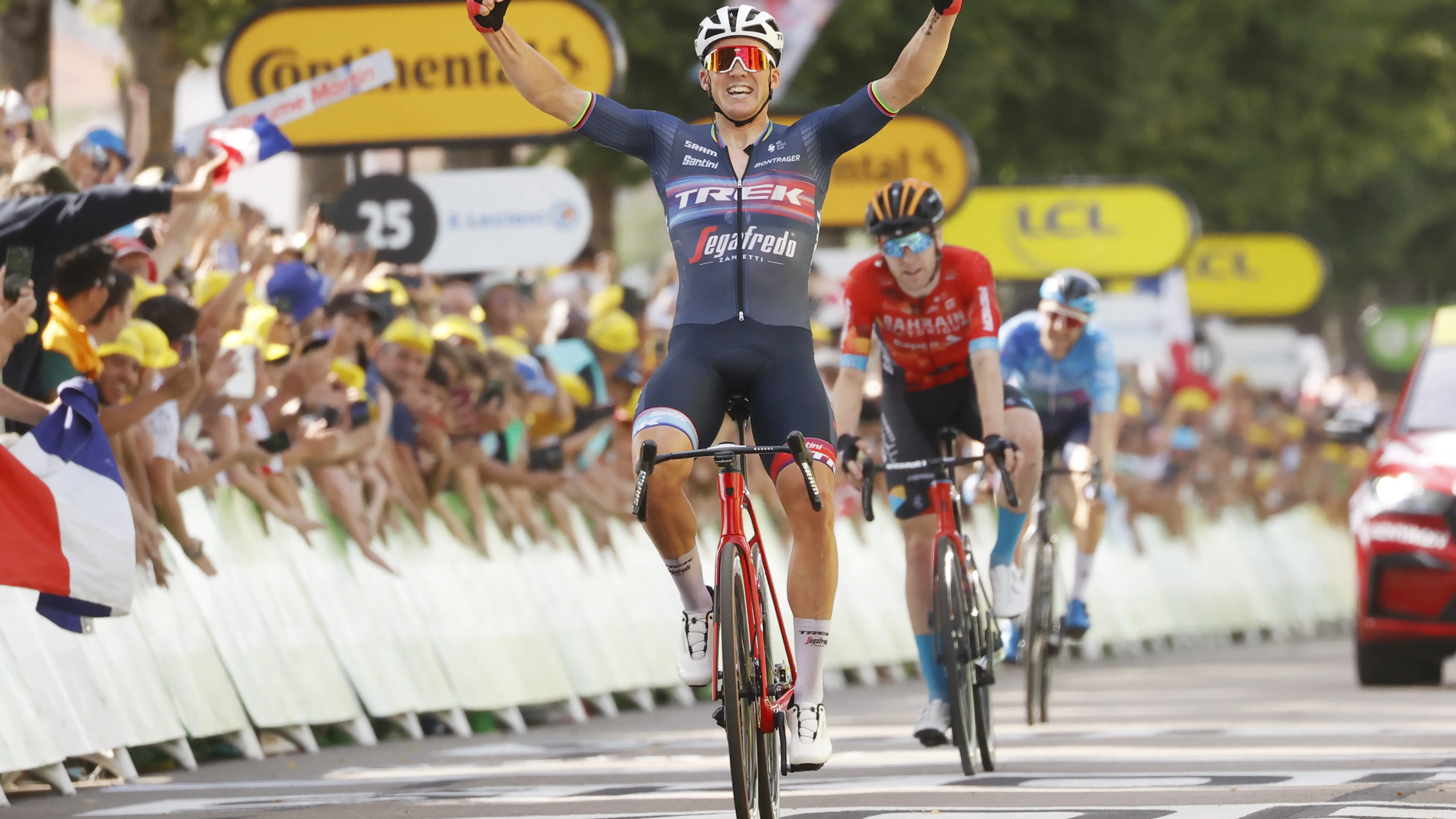 Mads Pedersen celebra su triunfo en Saint-&Eacute;tienne en la 13&ordf; etapa del Tour de Francia