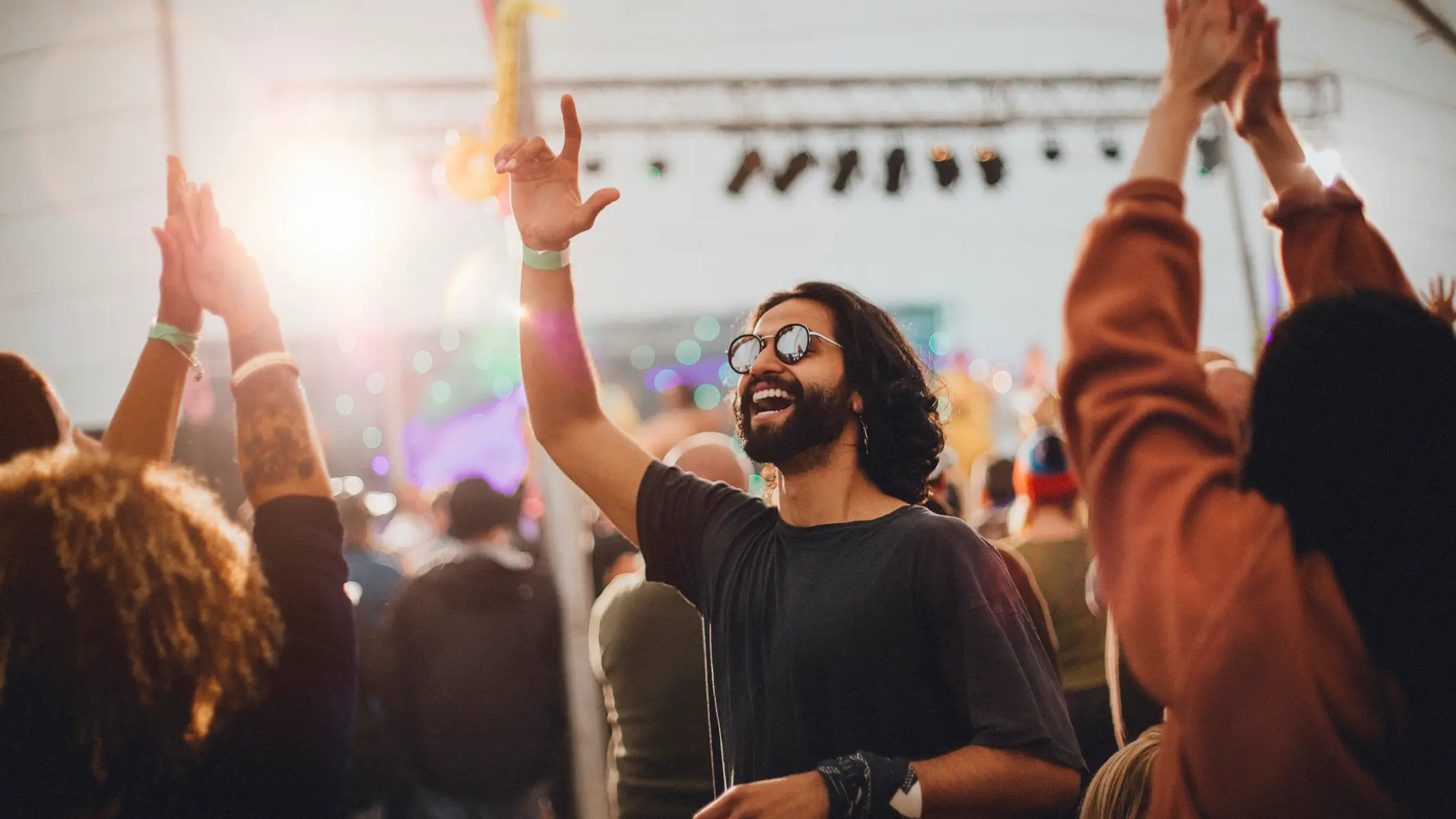 Fiesta en un festival de m&uacute;sica