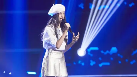 Claudia Santamaría enamora con su versión de ‘Lovely’ de Billie Eilish en los Asaltos Claudia Santamaría enamora con su versión de ‘Lovely’ de Billie Eilish en los Asaltos