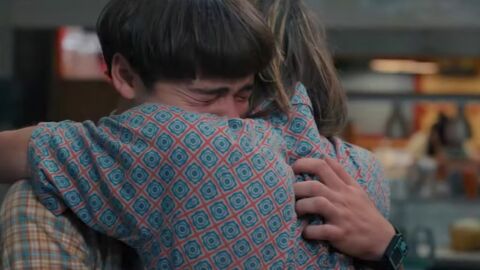 Will y Jonathan se abrazan en una escena de 'Stranger Thing'
