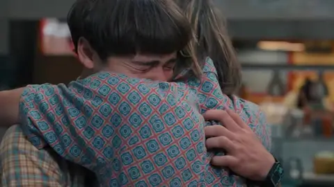 Will (Noah Schapp) y Jonathan (Charlie Healton) se abrazan en una escena de 'Stranger Thing' Will y Jonathan se abrazan en una escena de 'Stranger Thing'