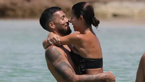 Ezequiel Garay y Tamara Gorro en Ibiza tras su reconciliación Ezequiel Garay y Tamara Gorro en Ibiza tras su reconciliación