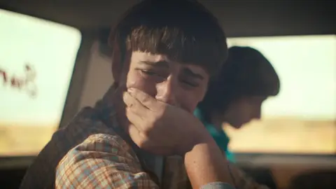 Will Byers (Noah Schapp) en 'Stranger Things' Will (Noah Schapp) llorando en una escena de la temporada 4 de 'Stranger Things'