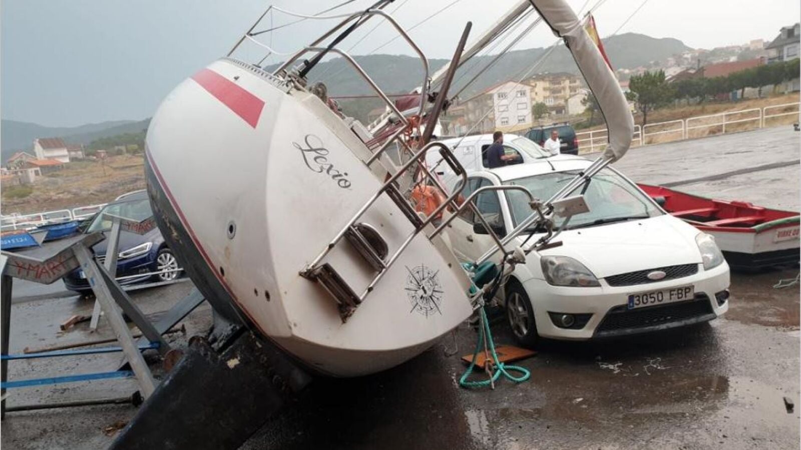 Un velero se cae encima de los coches en Carnota, en A Coruña, debido a la tormenta