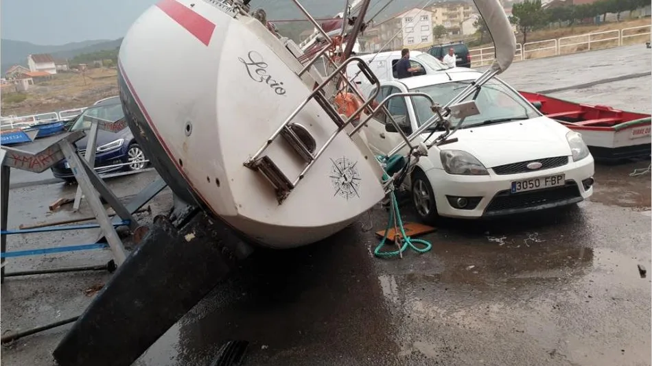 Velero ca&iacute;do sobre unos coches en Carnota, en A Coru&ntilde;a
