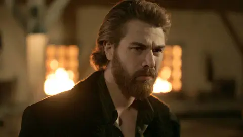 Fikret prende fuego a los establos de la mansión Yaman Fikret prende fuego a los establos de la mansión Yaman