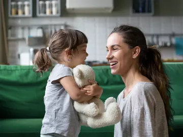 Madre e hija hablando. Madre e hija hablando.