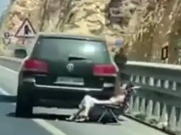 Denunciada por tomar el sol en una tumbona en medio de la carretera tras una avería en su coche