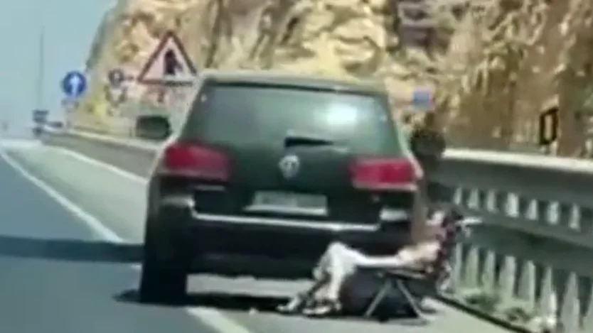 Denunciada por tomar el sol en una tumbona en medio de la carretera tras una avería en su coche Denunciada por tomar el sol en una tumbona en medio de la carretera tras una avería en su coche