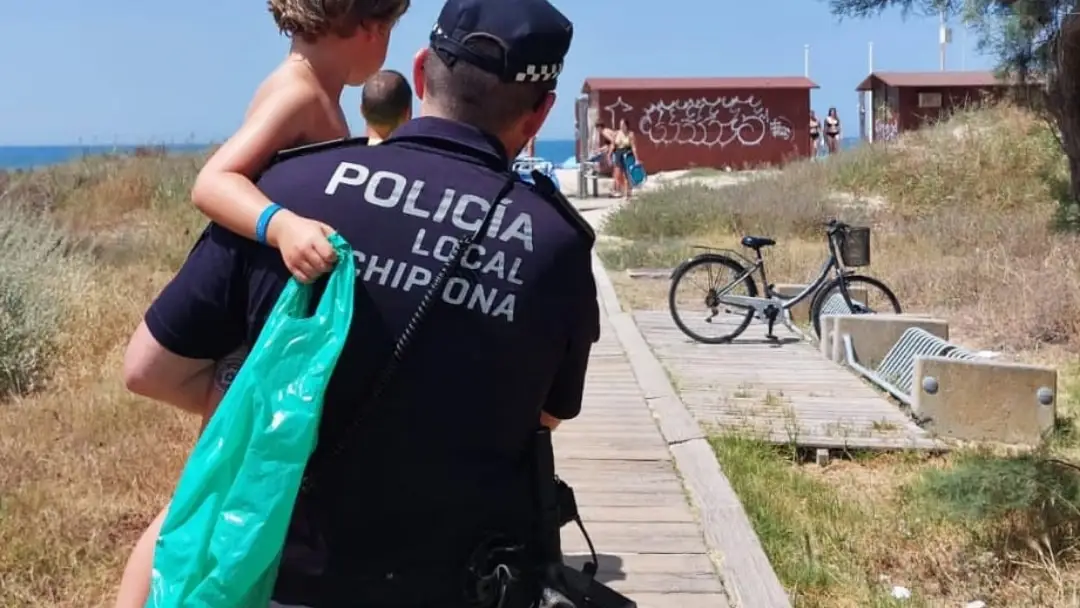 Alejandro en brazos del policía Alejandro en brazos del policía