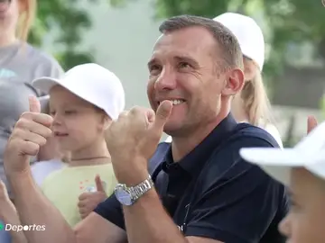 Andriy Shevchenko visita a unos niños ucranianos refugiados en Polonia
