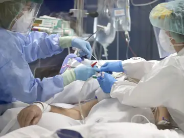 Enfermeros durante una intervención en un hospital Enfermeros durante una intervención en un hospital