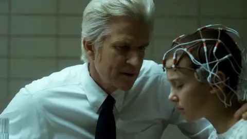 El Doctor Martin Brenner y Once en 'Stranger Things' El Doctor Martin Brenner y Once en 'Stranger Things'