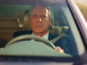 ¡Kenan sufre un accidente de coche con Akif tras descubrir que su amigo mantiene una relación con Suzan! ¡Kenan sufre un accidente de coche con Akif tras descubrir que su amigo mantiene una relación con Suzan!