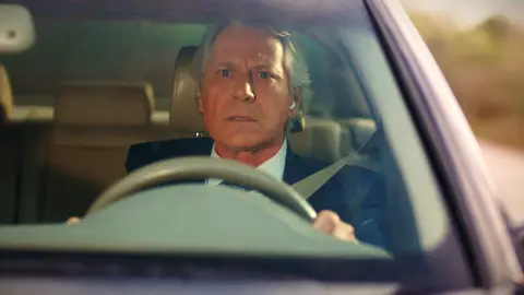 ¡Kenan sufre un accidente de coche con Akif tras descubrir que su amigo mantiene una relación con Suzan! ¡Kenan sufre un accidente de coche con Akif tras descubrir que su amigo mantiene una relación con Suzan!