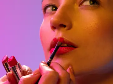 Maquillaje de labios con pincel Maquillaje de labios con pincel