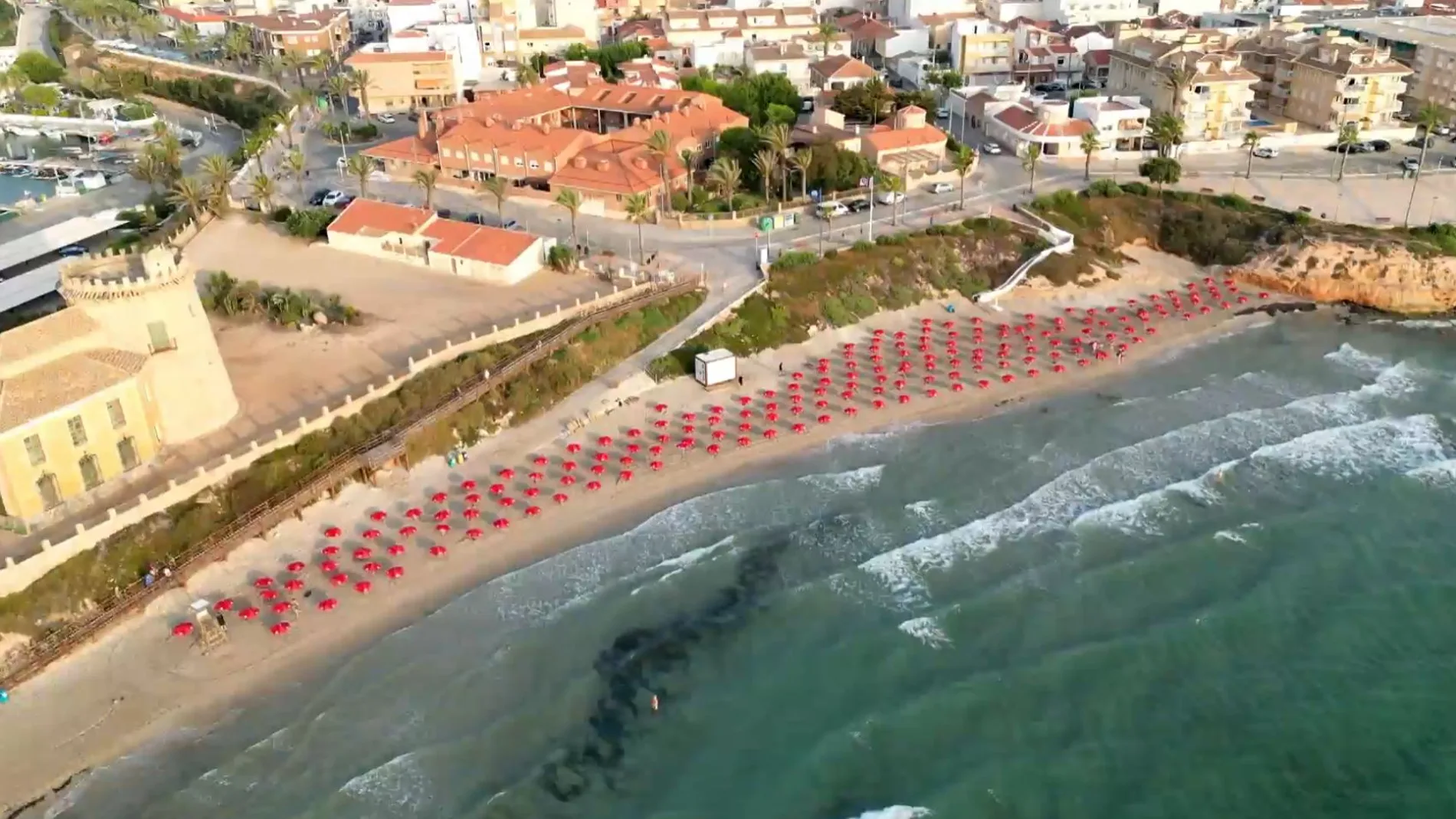 Las playas de Murcia y Alicante aparecen repletas de sombrillas rojas gratis