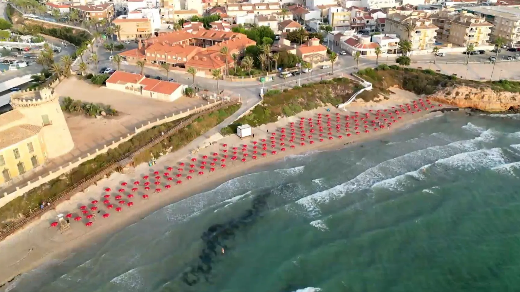 Las playas de Murcia y Alicante aparecen repletas de sombrillas rojas gratis Las playas de Murcia y Alicante aparecen repletas de sombrillas rojas gratis