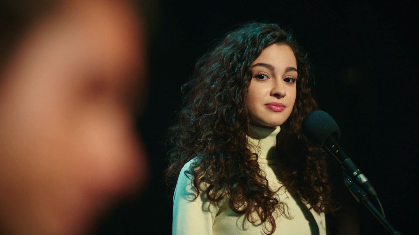 Doruk y Asiye participan en el concurso de música representando al colegio Ataman