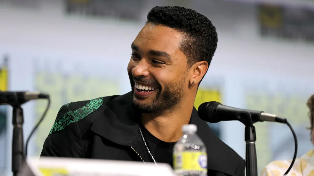 Anuncian a Regé-Jean Page por error durante la Comic-Con haciendo creer que formará parte de Marvel Anuncian a Regé-Jean Page por error durante la Comic-Con haciendo creer que formará parte de Marvel
