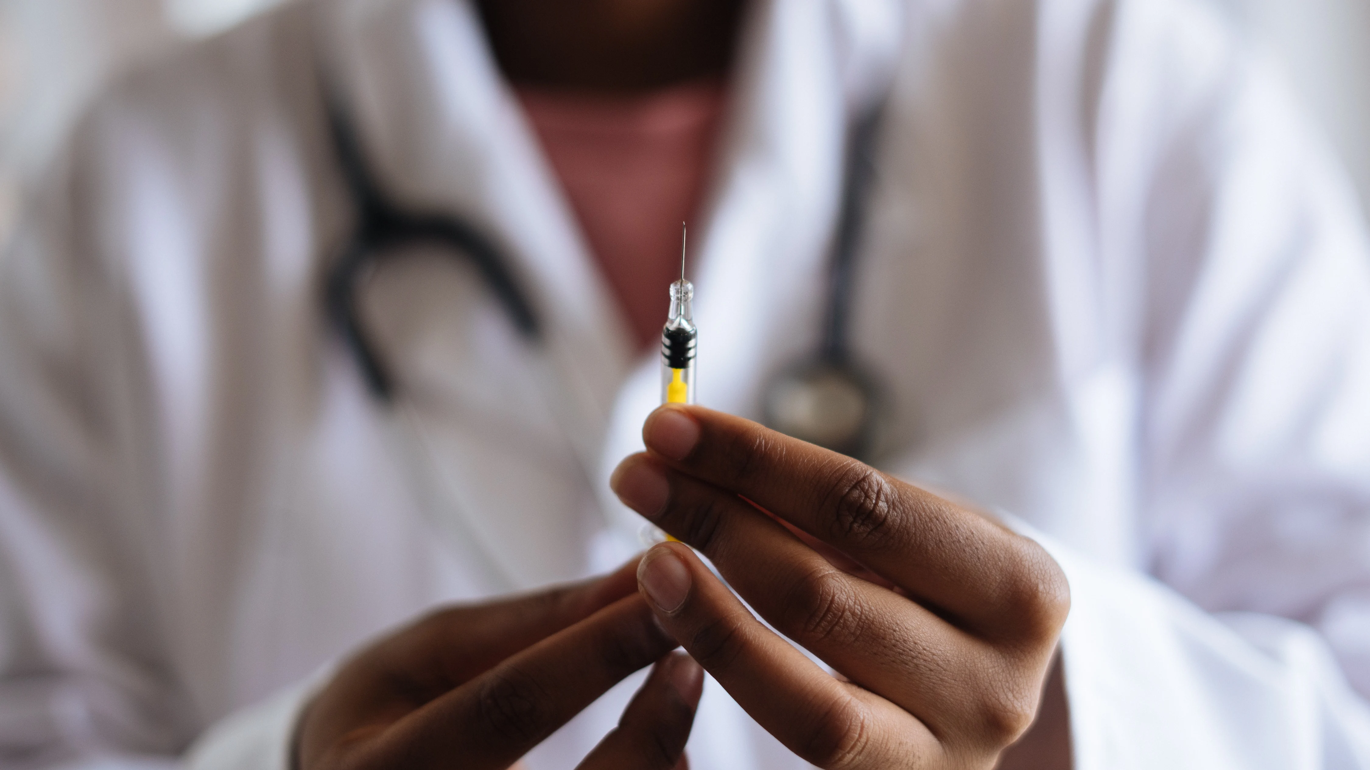 Médico con una vacuna en las manos Médico con una vacuna en las manos