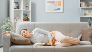 Una mujer durmiendo la siesta