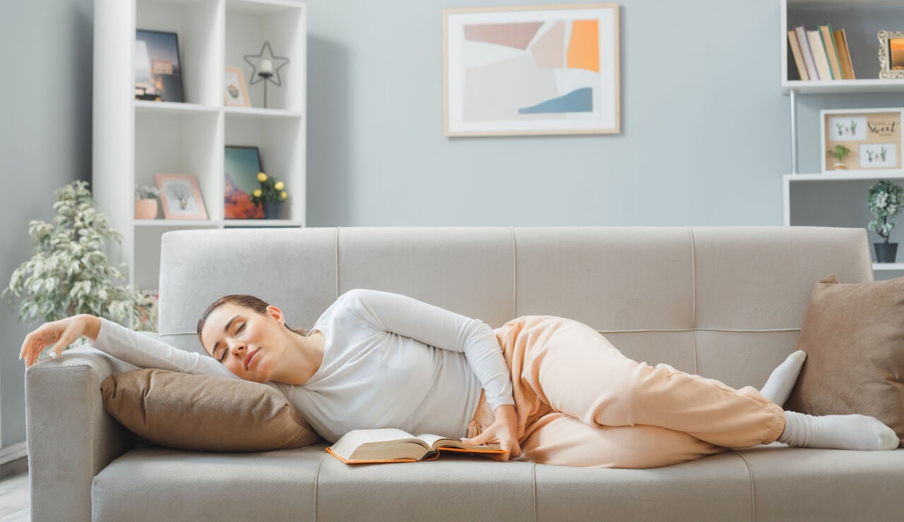 Una mujer durmiendo la siesta