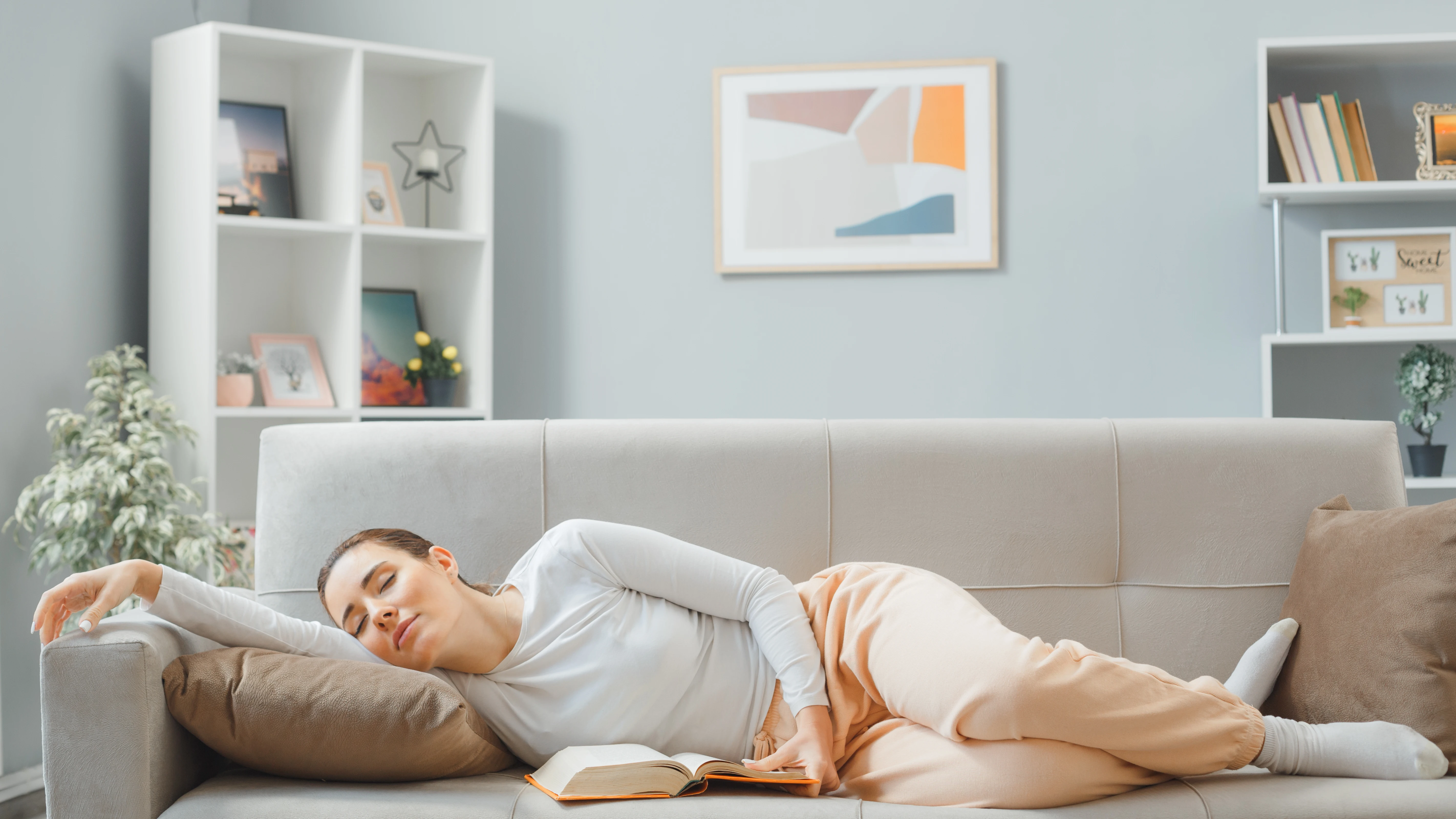 Una mujer durmiendo la siesta Una mujer durmiendo la siesta
